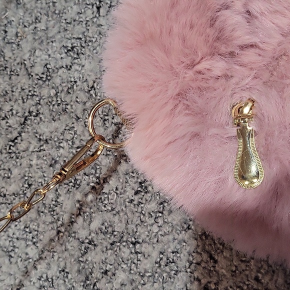 Fuzzy Heart Bag - Picture 5 of 7